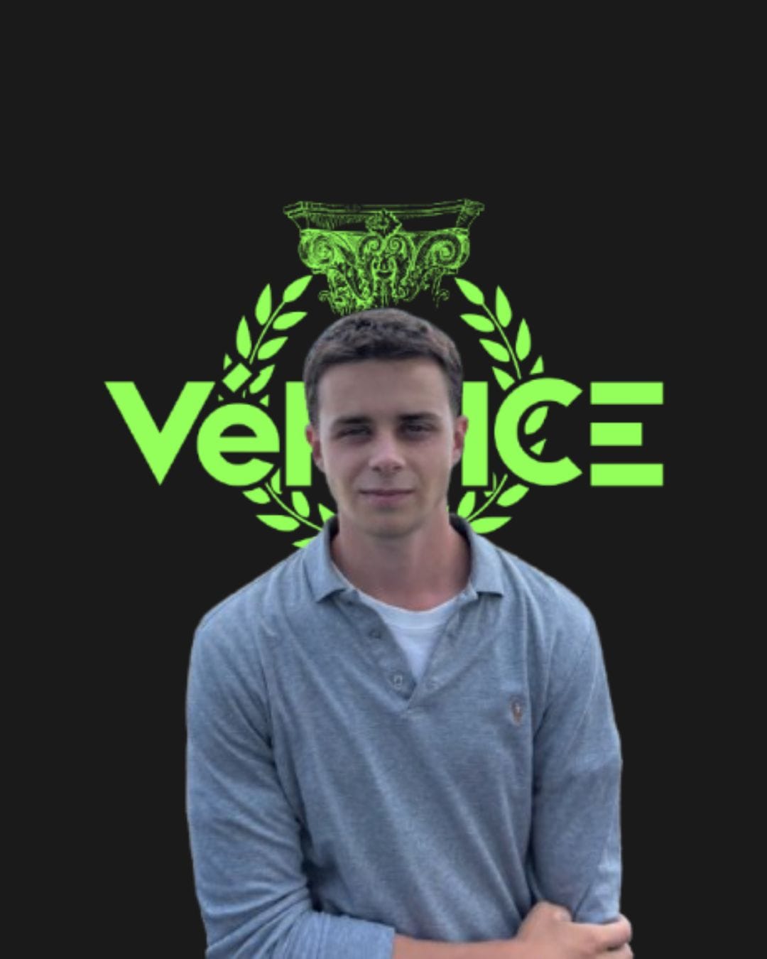 En la foto se presenta a Daniel Bravo Sánchez, CEO y fundador de VéRTICE, sobre un fondo negro con el logo de la empresa en verde